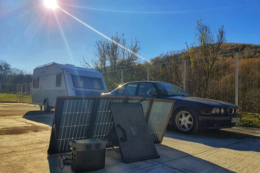 Mobilitate: Născut pentru a explora - Off camping caravanning. Panouri solare fixe vs. portabile